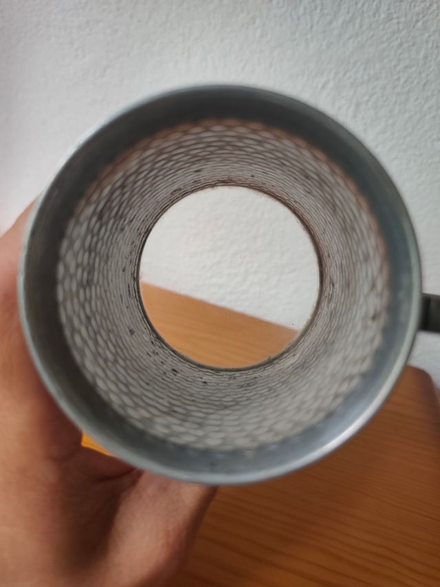 Jarra antigua metálica con base de vidrio