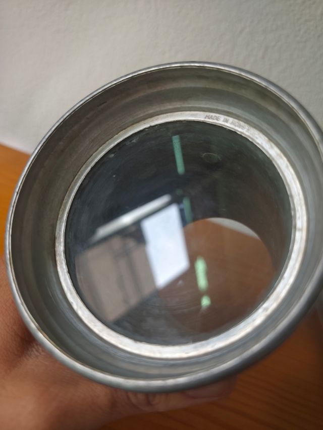 Jarra antigua metálica con base de vidrio