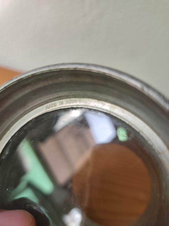 Jarra antigua metálica con base de vidrio