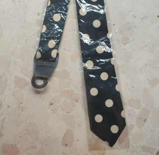 Corbata negra con lunares blancos