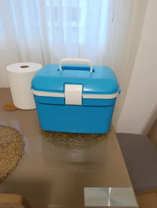 Neceser azul con asa blanca