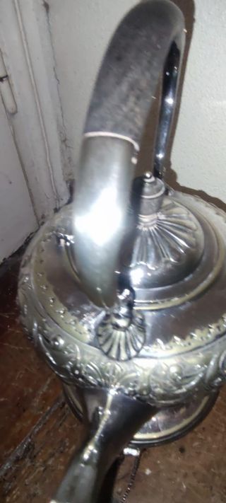 Tetera con punzón en la base