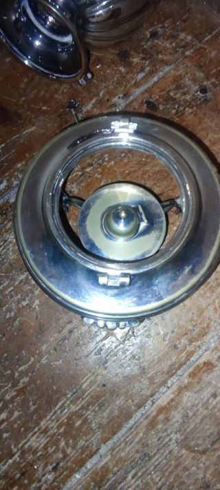 Tetera con punzón en la base