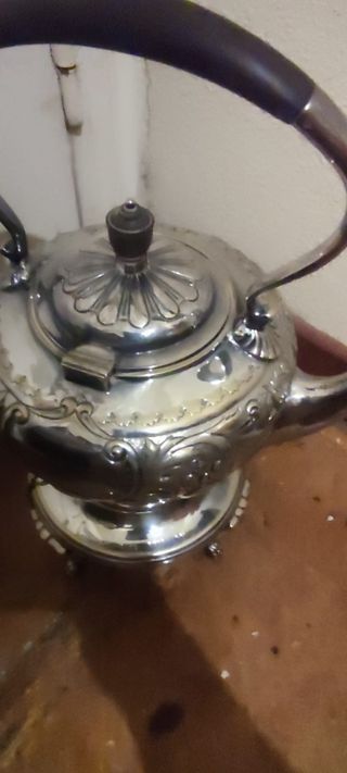 Tetera con punzón en la base