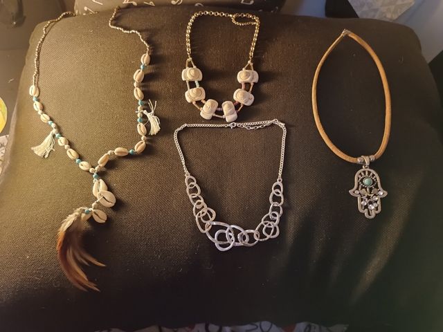 Lote 4 collares diferentes motivos de decoración.