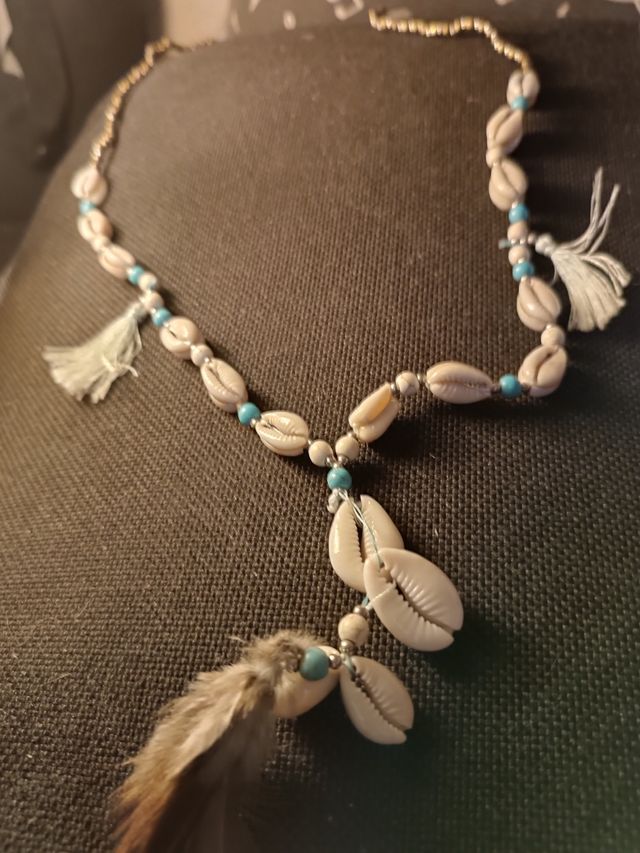 Lote 4 collares diferentes motivos de decoración.