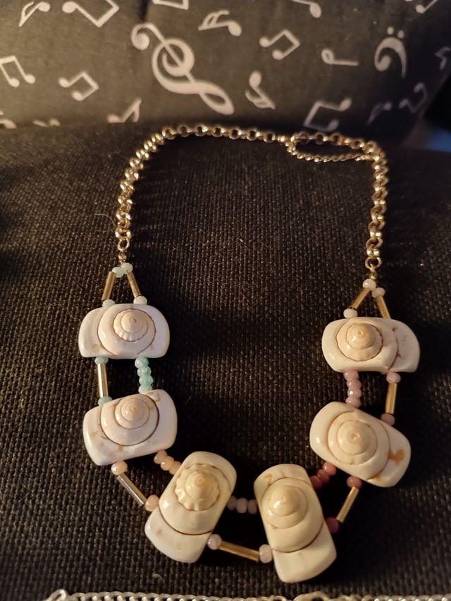 Lote 4 collares diferentes motivos de decoración.