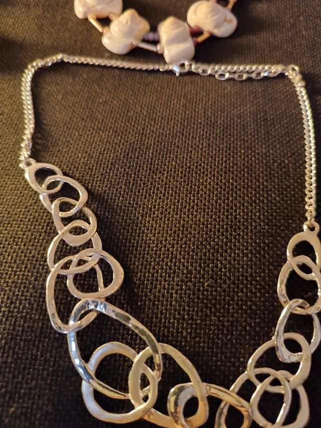 Lote 4 collares diferentes motivos de decoración.