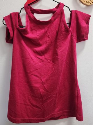 Camiseta roja con hombros descubiertos