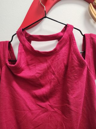 Camiseta roja con hombros descubiertos