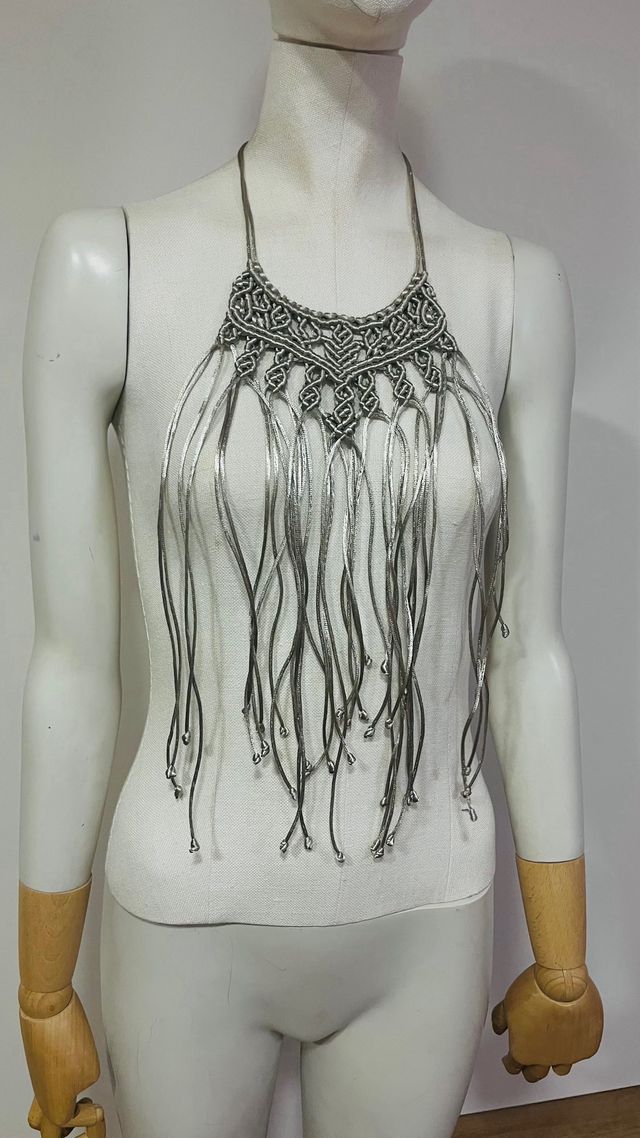 Gargantilla de macramé con flecos