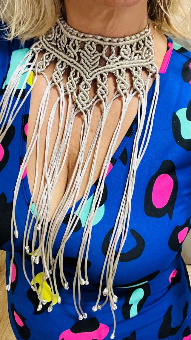 Gargantilla de macramé con flecos