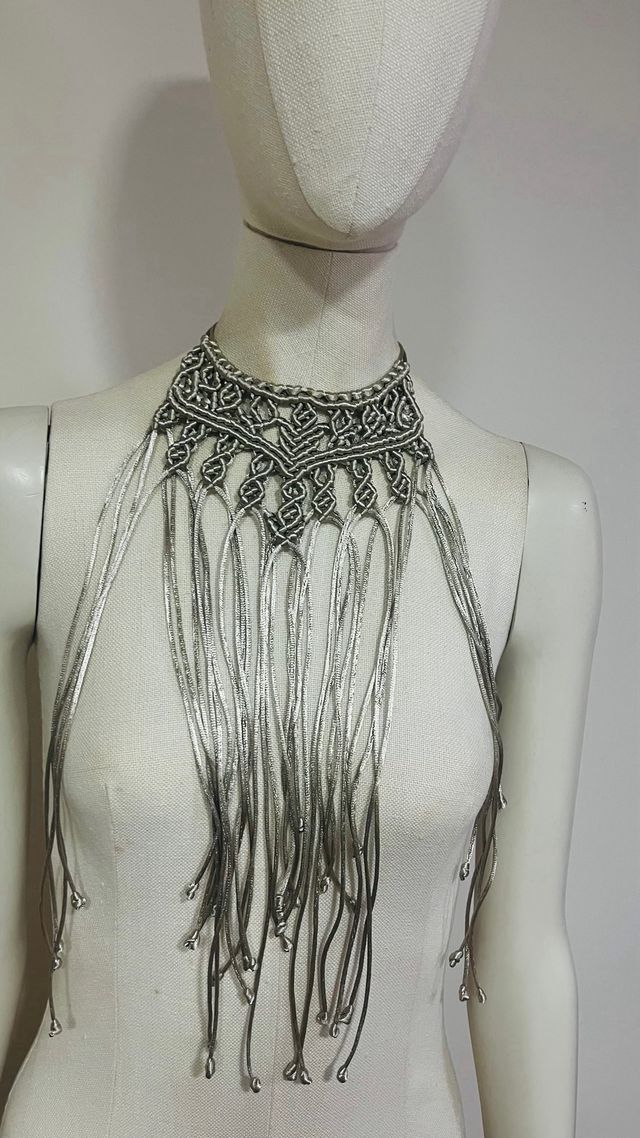 Gargantilla de macramé con flecos