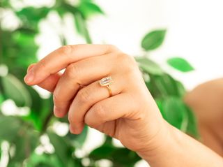 anillo oro 18k con piedra con circonita