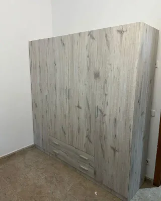 Armario de madera con cajones