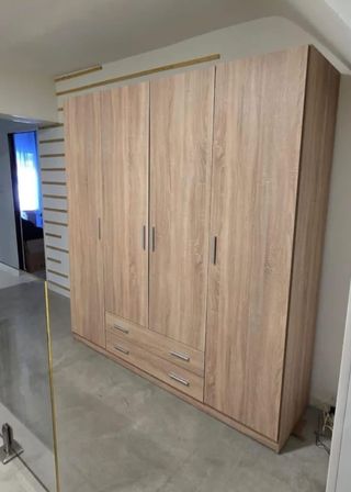 Armario de madera con cajones