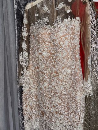 Vestido de boda gitana beige y blanco
