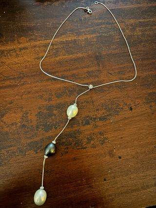Collar de perlas y cadena plateada