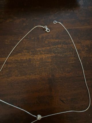 Collar de perlas y cadena plateada