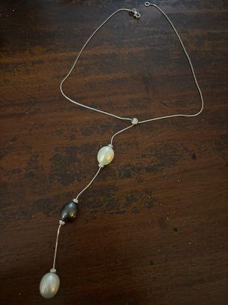 Collar de perlas y cadena plateada