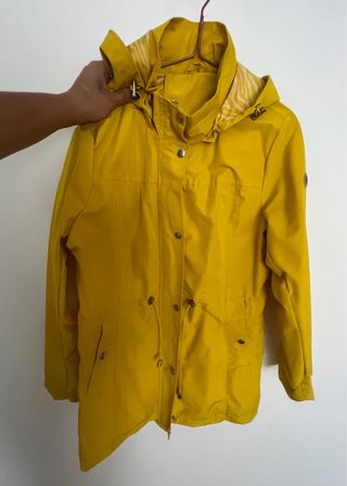 Chaqueta gabardina entretiempo amarilla
