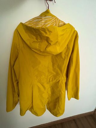 Chaqueta gabardina entretiempo amarilla
