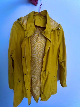 Chaqueta gabardina entretiempo amarilla
