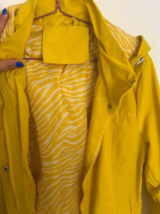 Chaqueta gabardina entretiempo amarilla