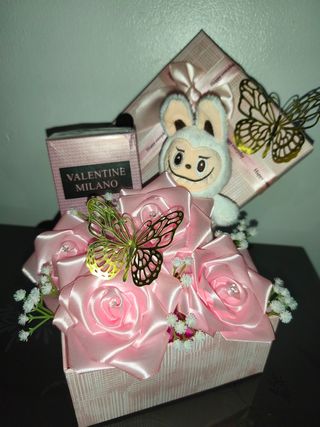Cesta Rosas Perfume Valentine Milano y Labubu