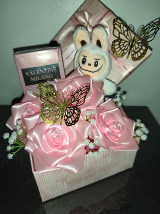Cesta Rosas Perfume Valentine Milano y Labubu