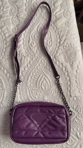 Bolso morado acolchado con cadena