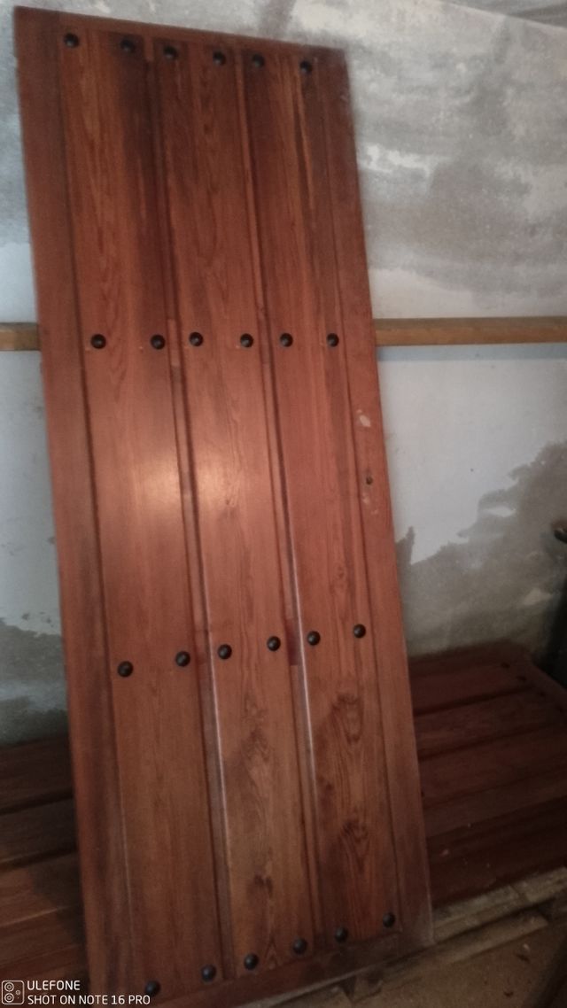 Puertas de pino macizas teñidas nogal