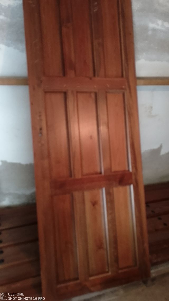 Puertas de pino macizas teñidas nogal