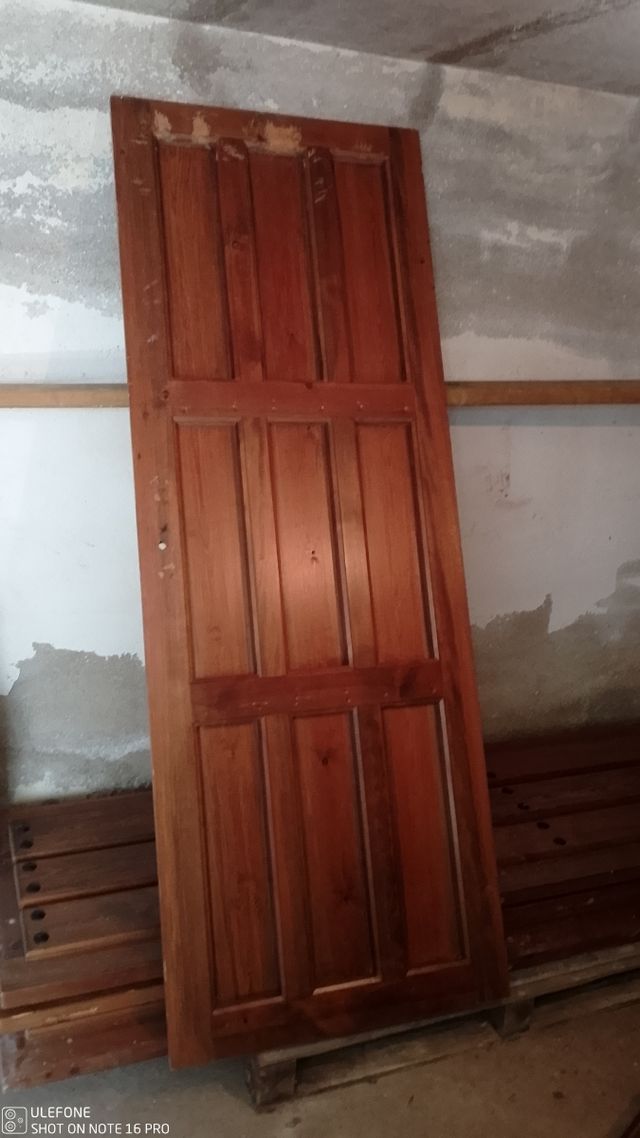Puertas de pino macizas teñidas nogal