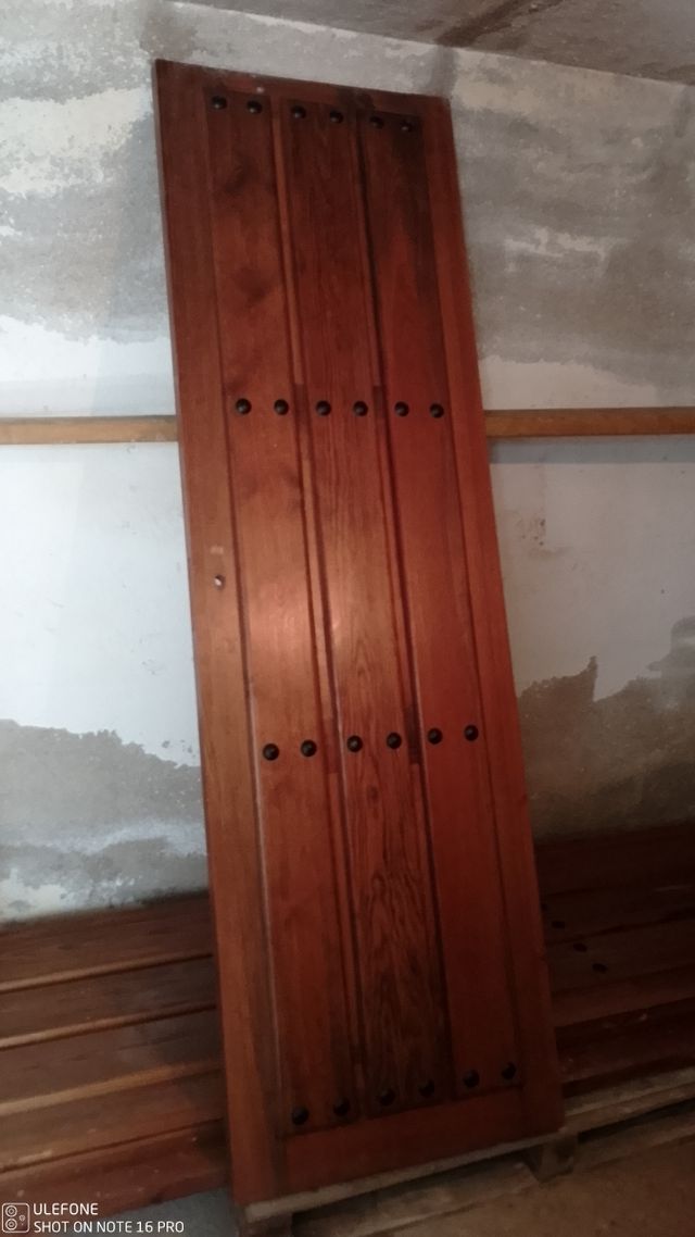 Puertas de pino macizas teñidas nogal