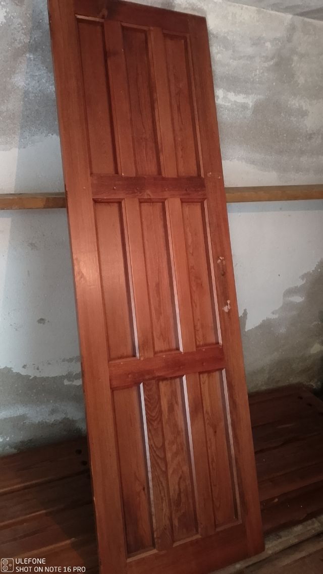 Puertas de pino macizas teñidas nogal