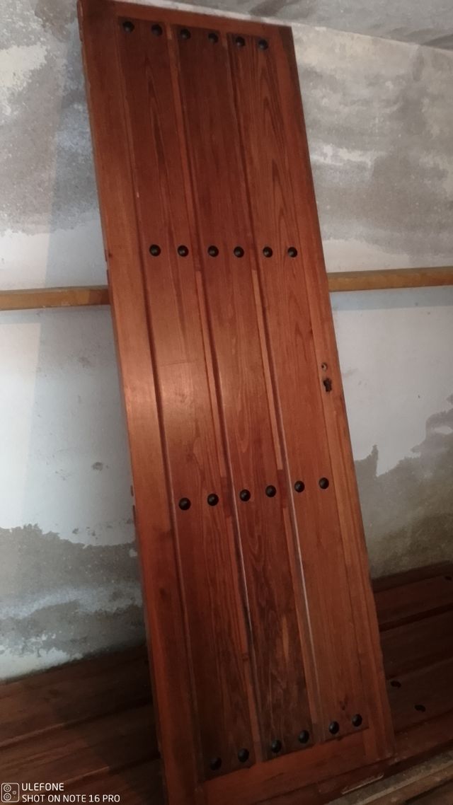 Puertas de pino macizas teñidas nogal