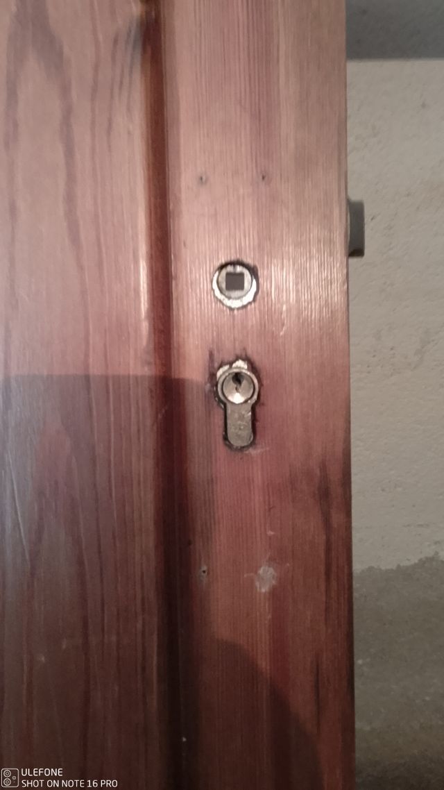 Puertas de pino macizas teñidas nogal