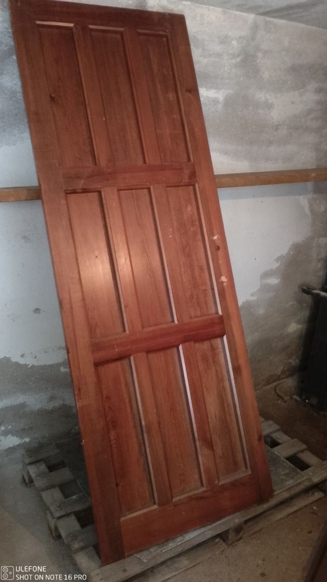 Puertas de pino macizas teñidas nogal