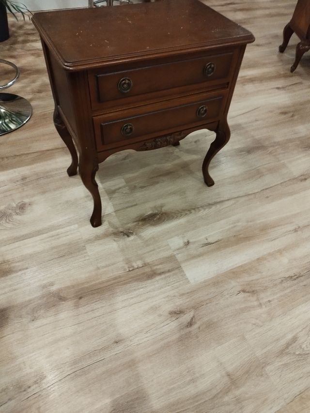 Mesita de noche de madera