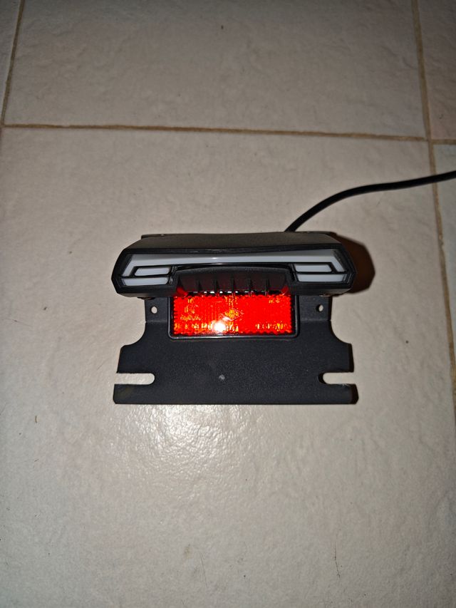 Luz trasera LED con porta matrícula 