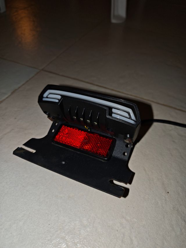 Luz trasera LED con porta matrícula 