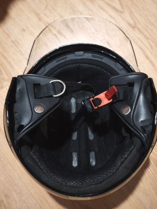 Casco de moto negro con visera