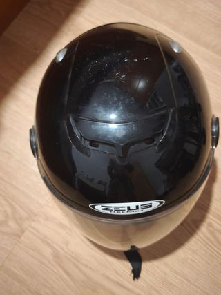 Casco de moto negro con visera