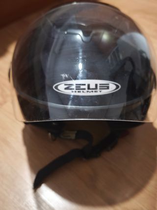Casco de moto negro con visera