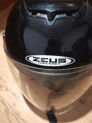 Casco de moto negro con visera