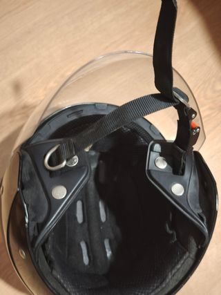 Casco de moto negro con visera