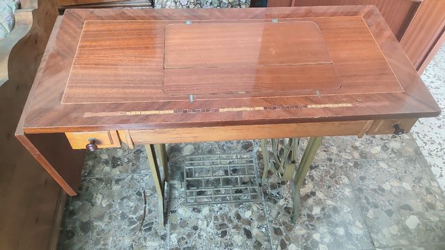 Máquina de coser Alfa antigua