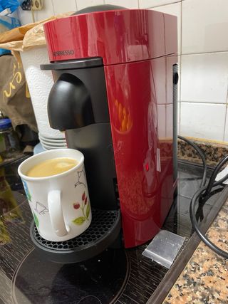 Cafetera Nespresso Vertuo Plus Roja