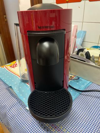 Cafetera Nespresso Vertuo Plus Roja